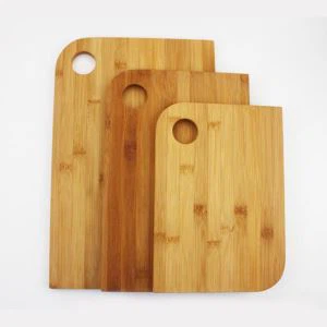 Planche de coupe de bambou avec le trou suspendu